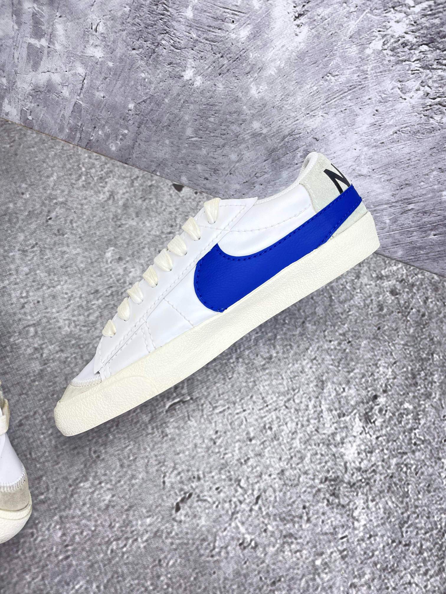 Nike Blazer Low '77 Jumbo White Old Royal - buty sportowe, wewnętrzny panel prawego buta