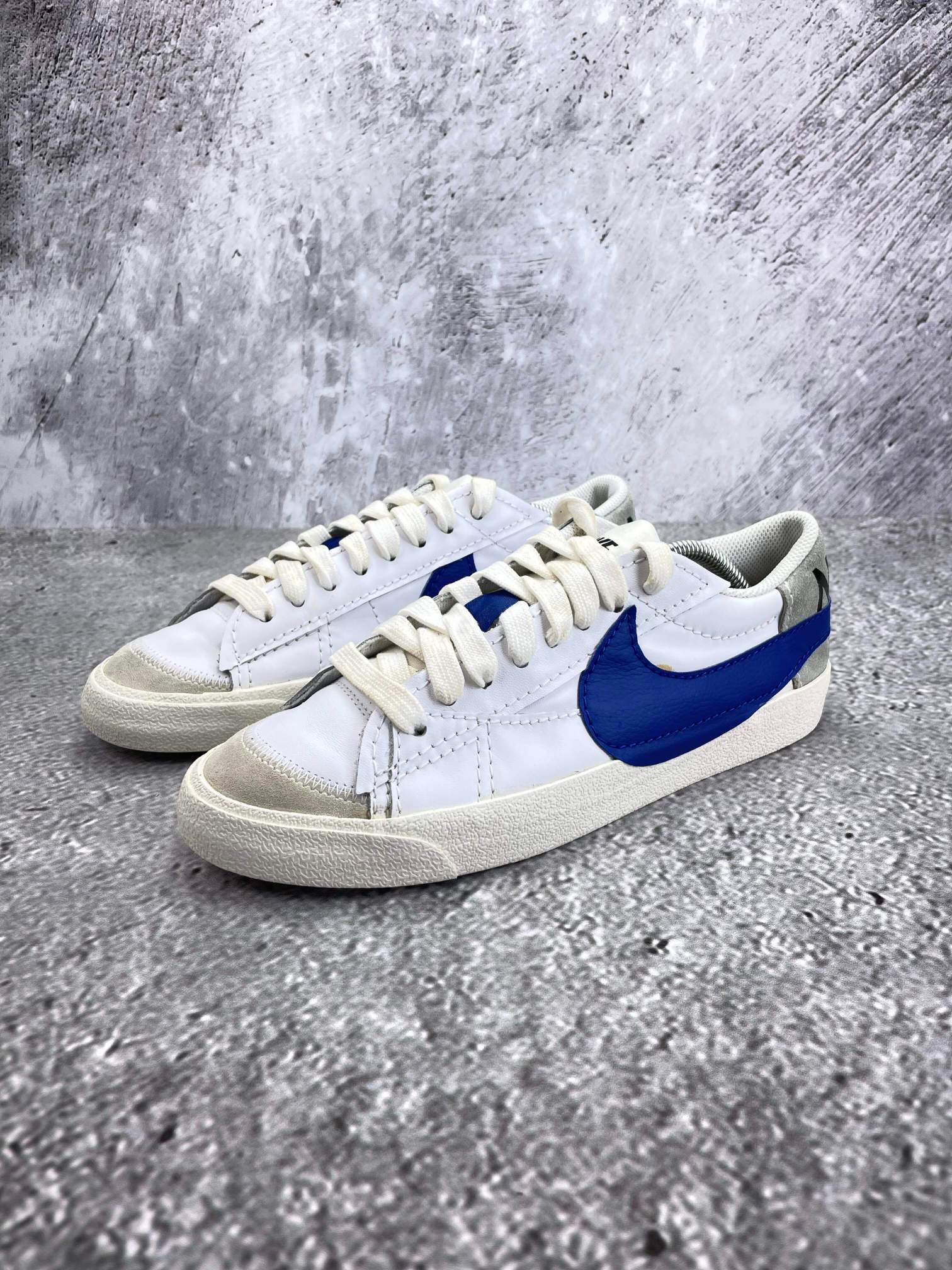 Nike Blazer Low '77 Jumbo White Old Royal - buty sportowe, widok z boku na tle studyjnym