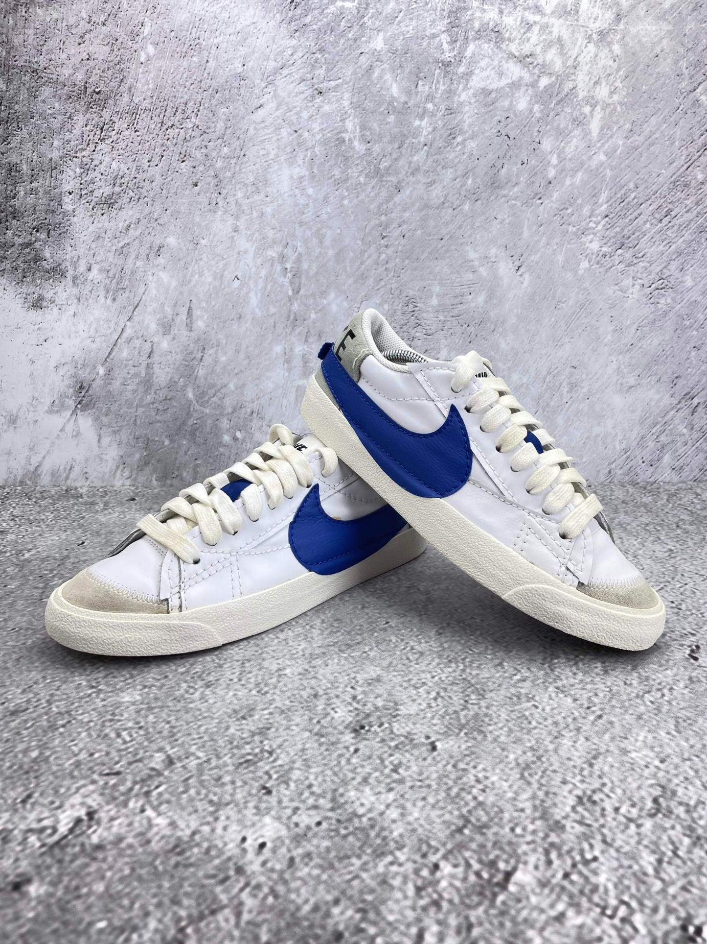 Nike Blazer Low '77 Jumbo White Old Royal - buty sportowe, para butów, widok z boku na tle studyjnym