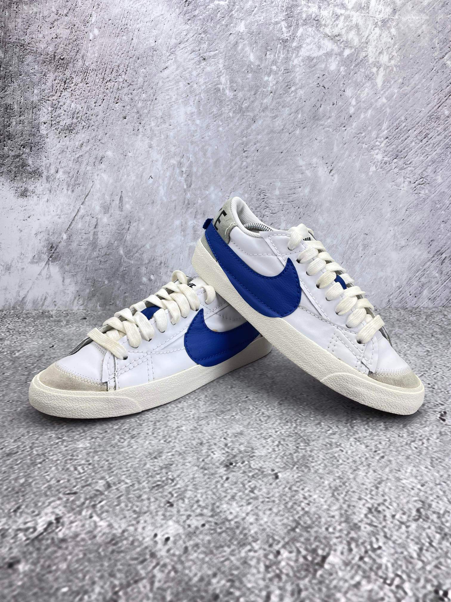 Nike Blazer Low '77 Jumbo White Old Royal - buty sportowe, para butów, widok z boku na tle studyjnym