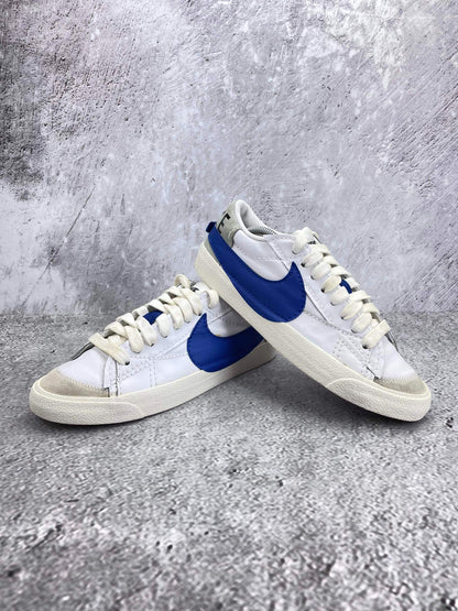 Nike Blazer Low '77 Jumbo White Old Royal - buty sportowe, para butów, widok z boku na tle studyjnym