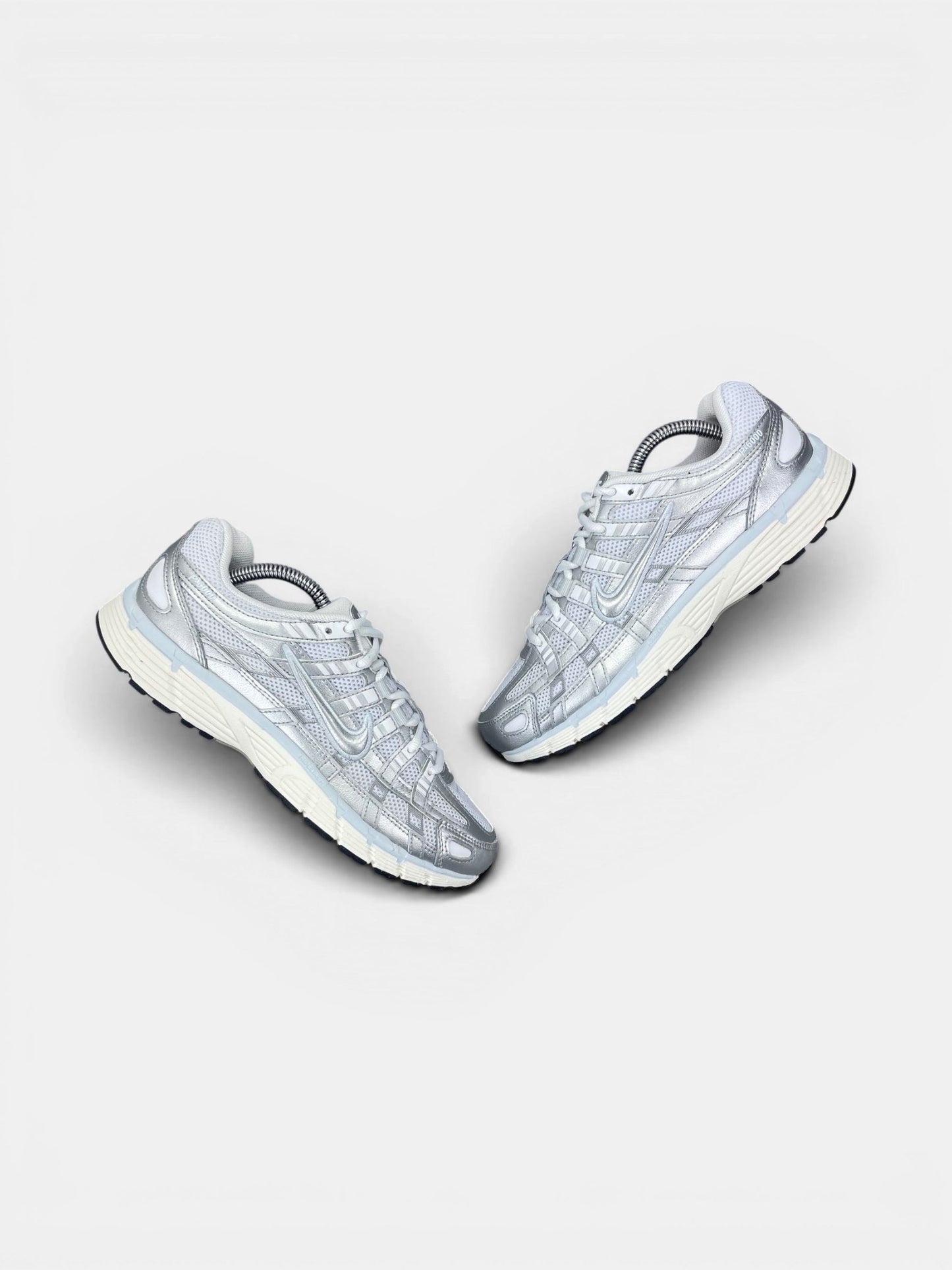 Nike P-6000 — buty sportowe damskie w bardzo dobrym stanie rozmiar 38.5, widok z góry na zewnętrzną stronę butów