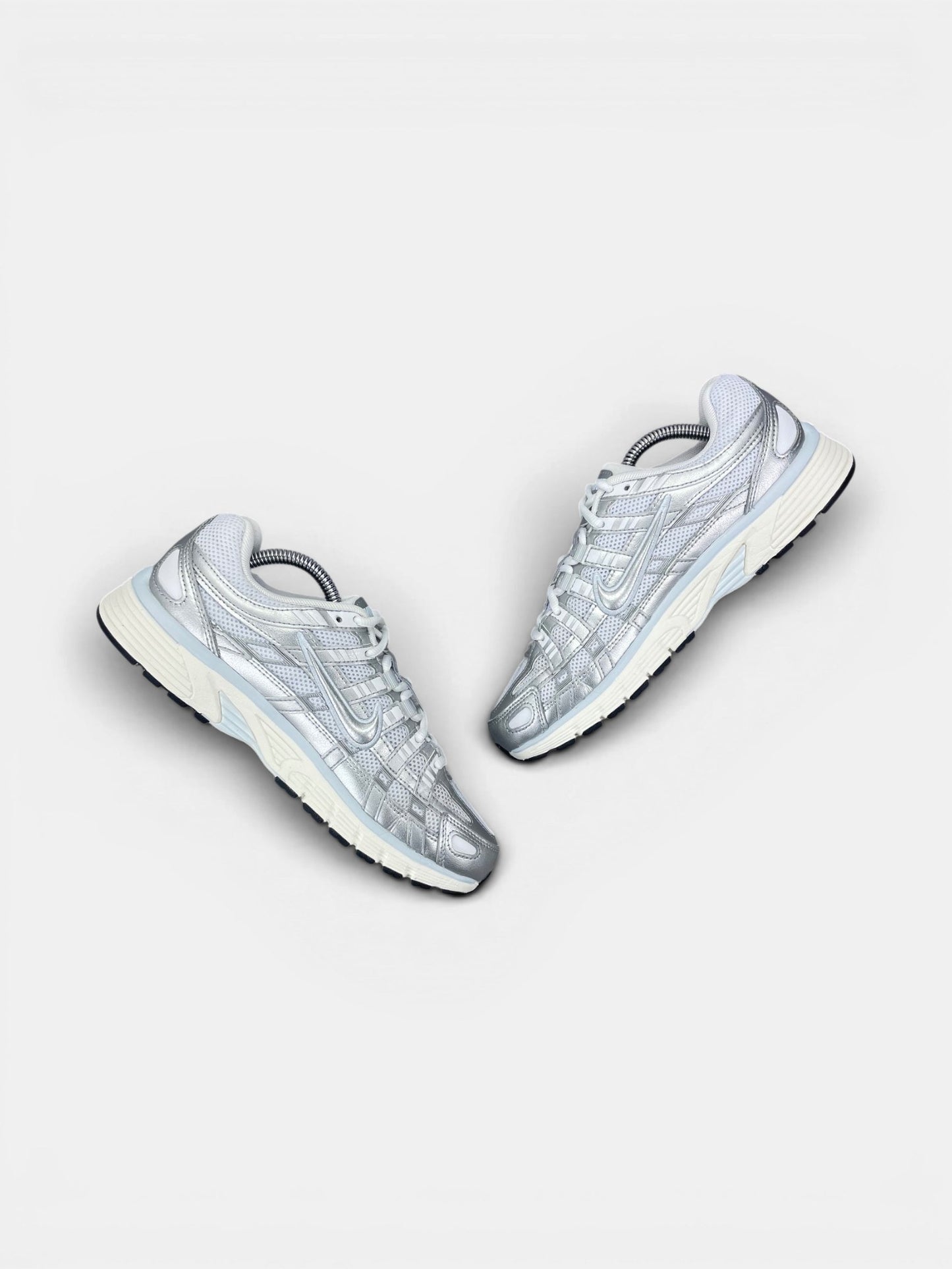 Nike P-6000 — buty sportowe damskie w bardzo dobrym stanie rozmiar 38.5, zewnętrzny panel prawego buta