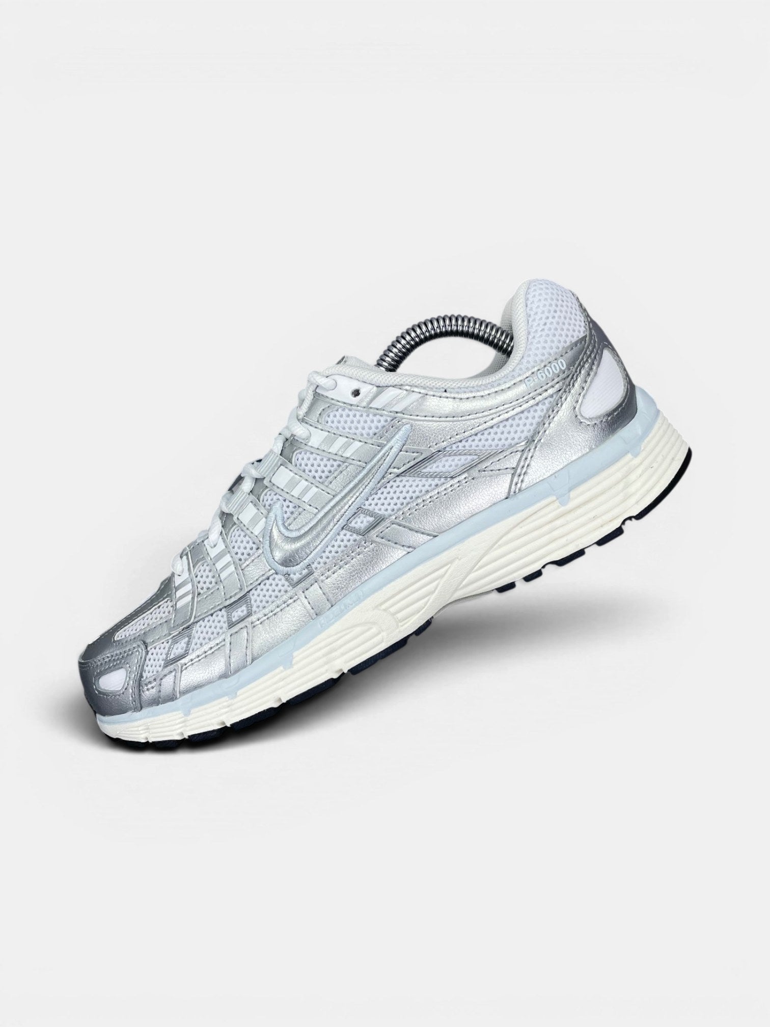 Nike P-6000 — buty sportowe damskie w bardzo dobrym stanie rozmiar 38.5, widok z góry na wewnętrzną stronę butów