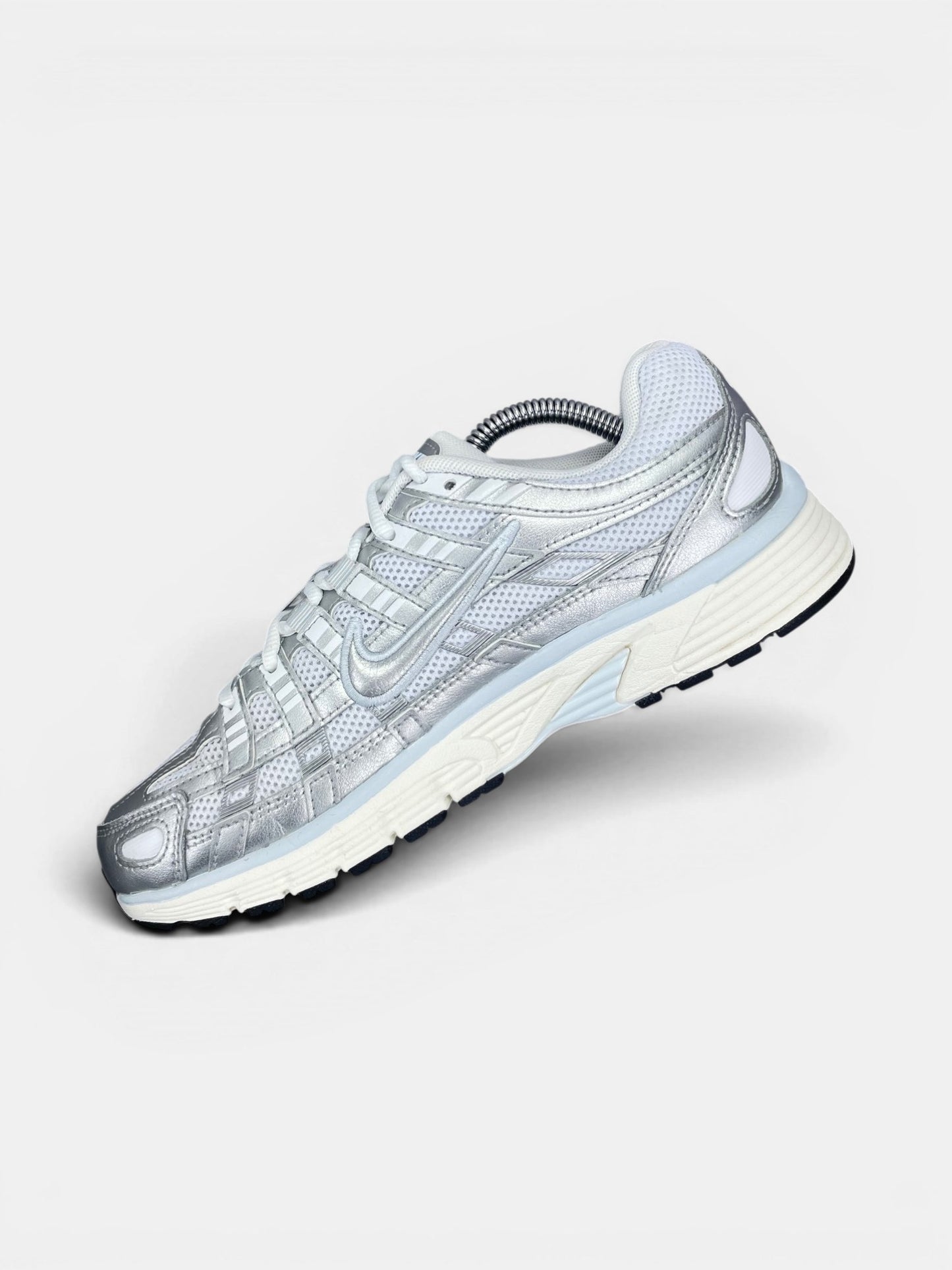 Nike P-6000 — buty sportowe damskie w bardzo dobrym stanie rozmiar 38.5, wewnętrzny panel prawego buta