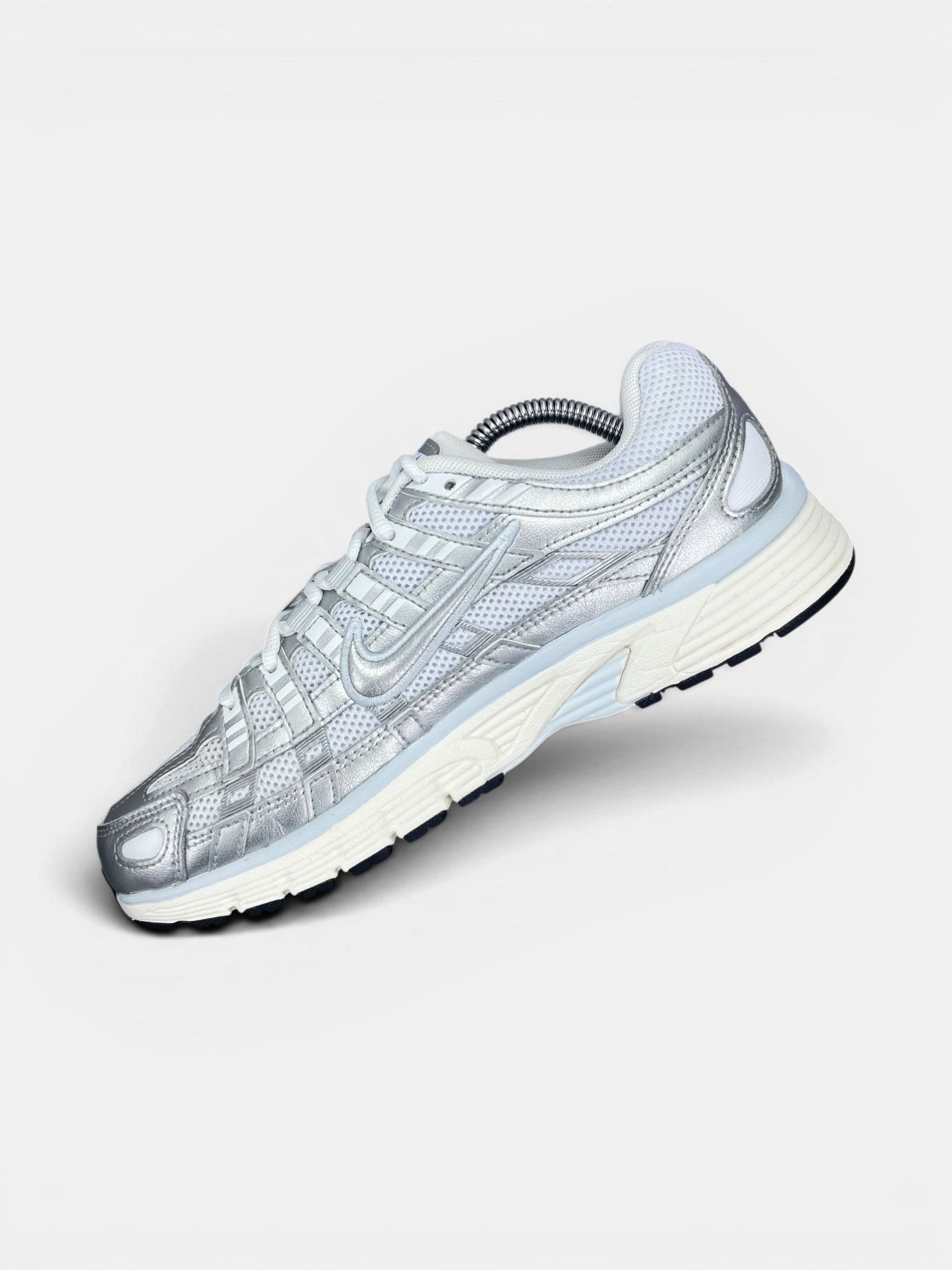 Nike P-6000 — buty sportowe damskie w bardzo dobrym stanie rozmiar 38.5, wewnętrzny panel prawego buta
