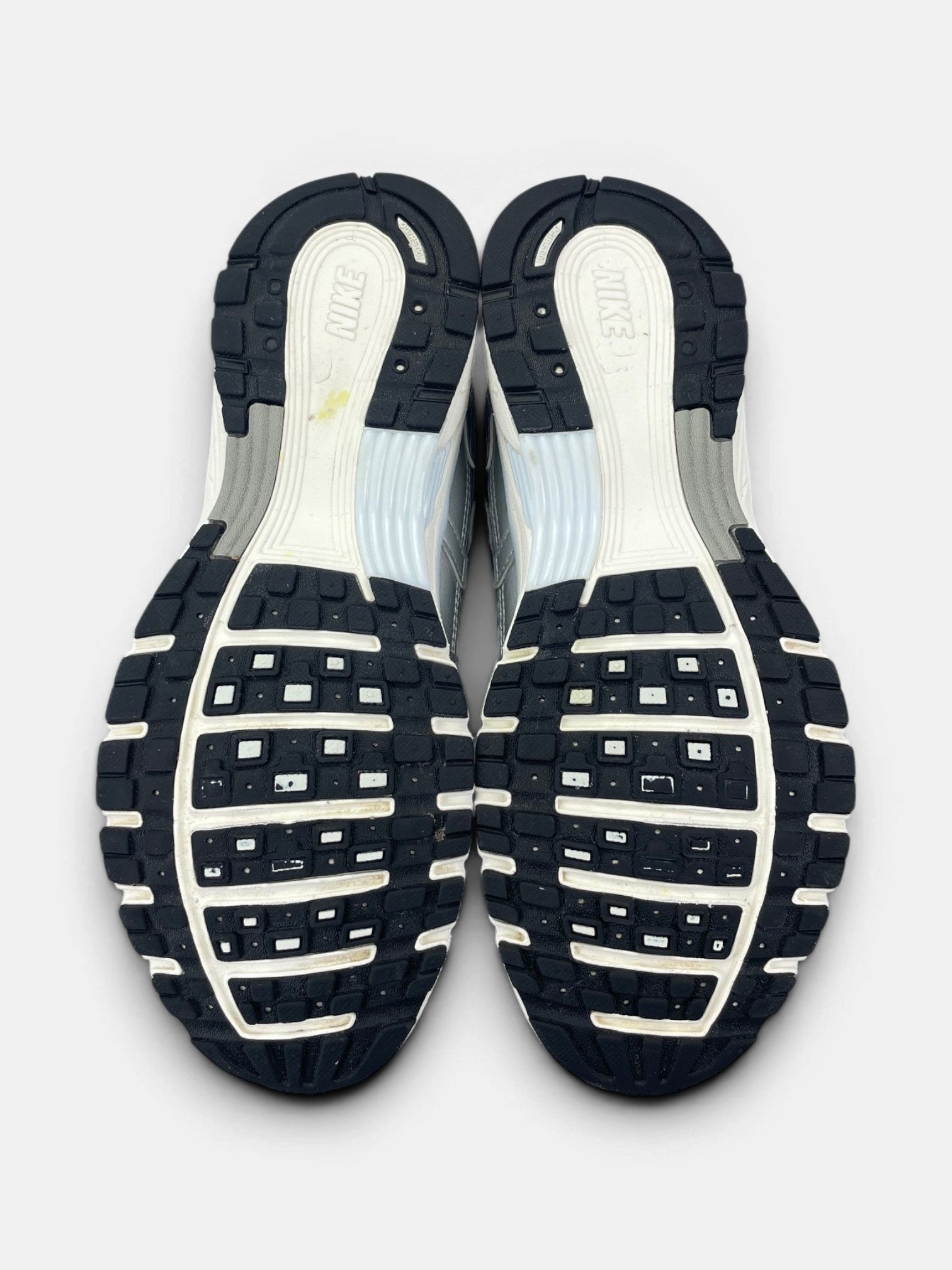 Nike P-6000 — buty sportowe damskie w bardzo dobrym stanie rozmiar 38.5, podeszwa