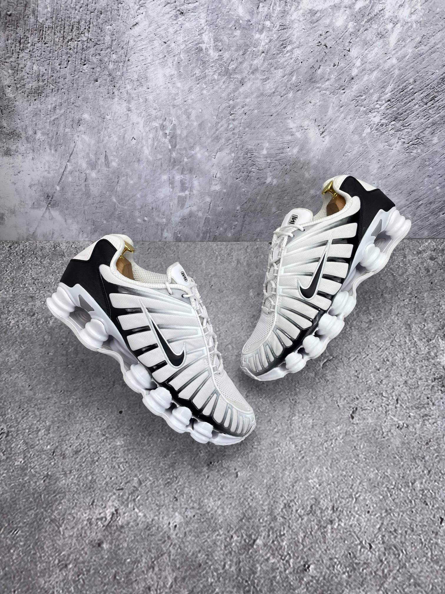Nike Air VaporMax Plus — buty sportowe męskie w bardzo dobrym stanie rozmiar 45.5, widok z góry na zewnętrzną stronę butów