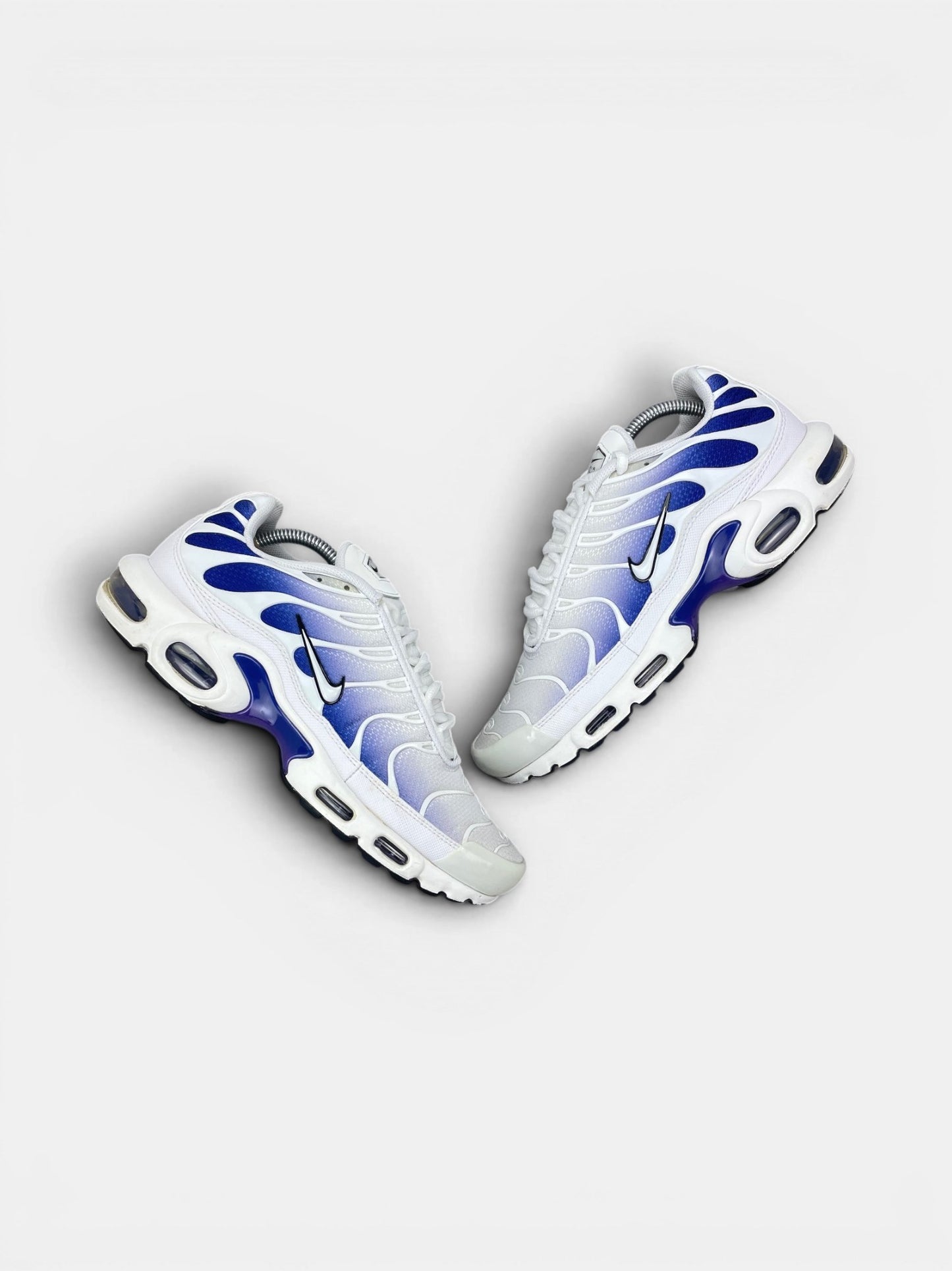 Nike Air Max Plus White Wild Grape — buty sportowe męskie w bardzo dobrym stanie rozmiar 43, widok z góry na zewnętrzną stronę butów