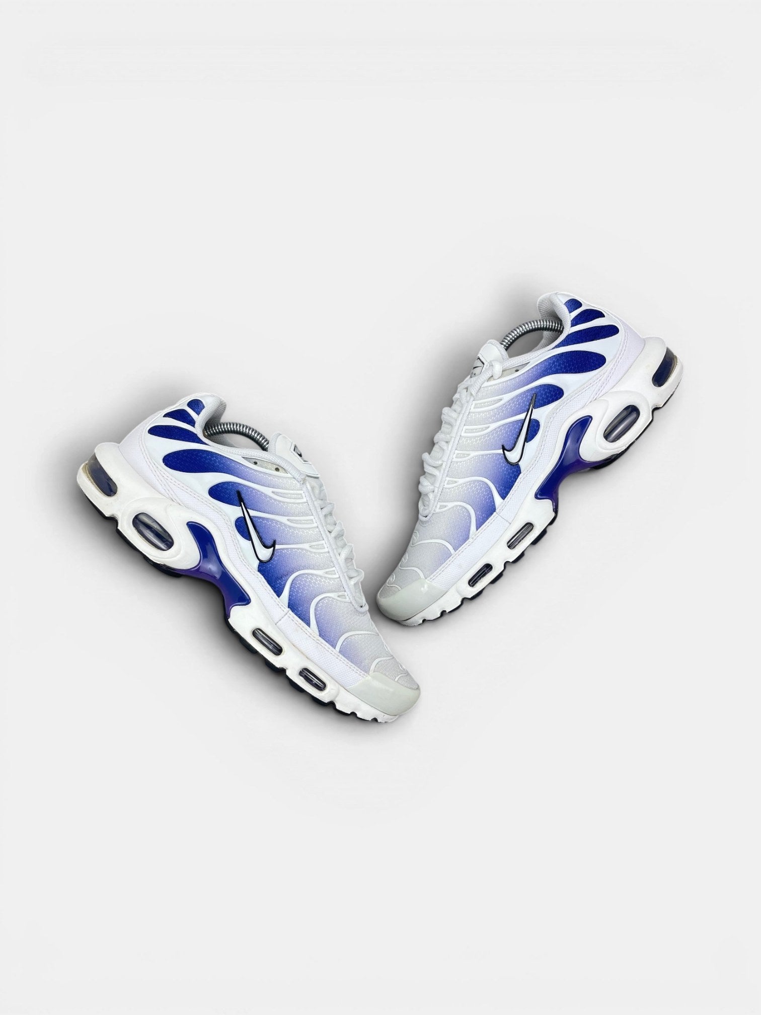 Nike Air Max Plus White Wild Grape — buty sportowe męskie w bardzo dobrym stanie rozmiar 43, widok z góry na zewnętrzną stronę butów