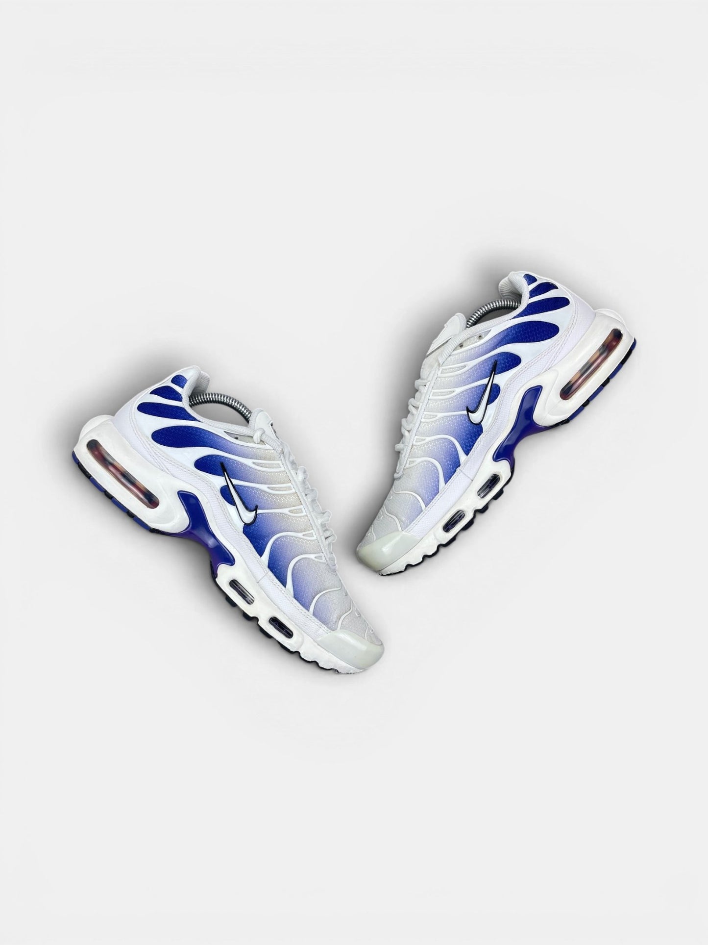 Nike Air Max Plus White Wild Grape — buty sportowe męskie w bardzo dobrym stanie rozmiar 43, zewnętrzny panel prawego buta