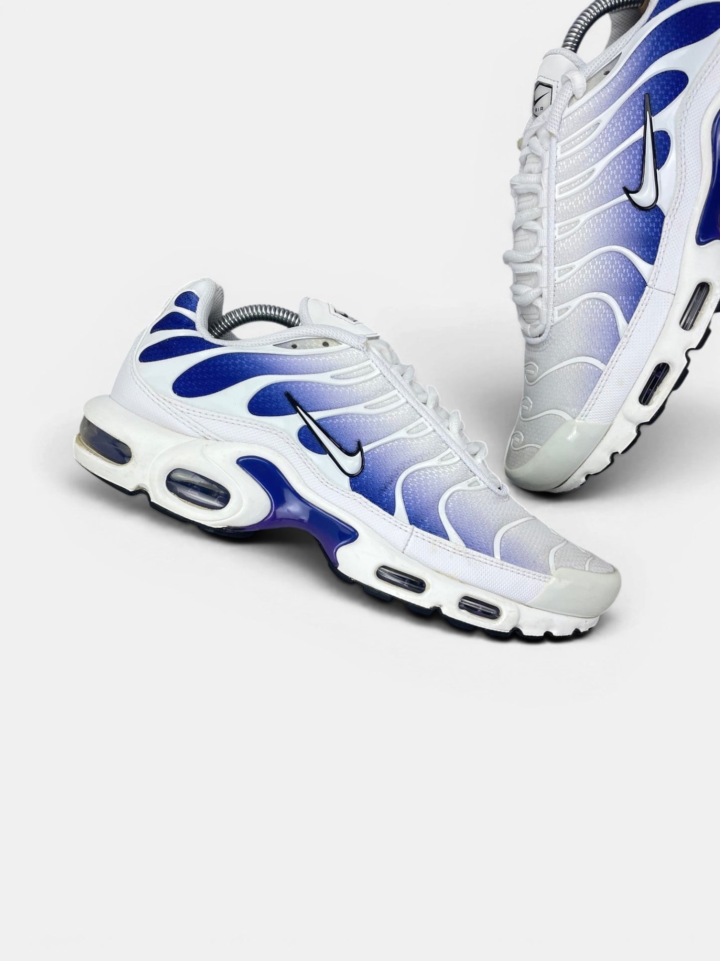 Nike Air Max Plus White Wild Grape — buty sportowe męskie w bardzo dobrym stanie rozmiar 43, zewnętrzny panel lewego buta