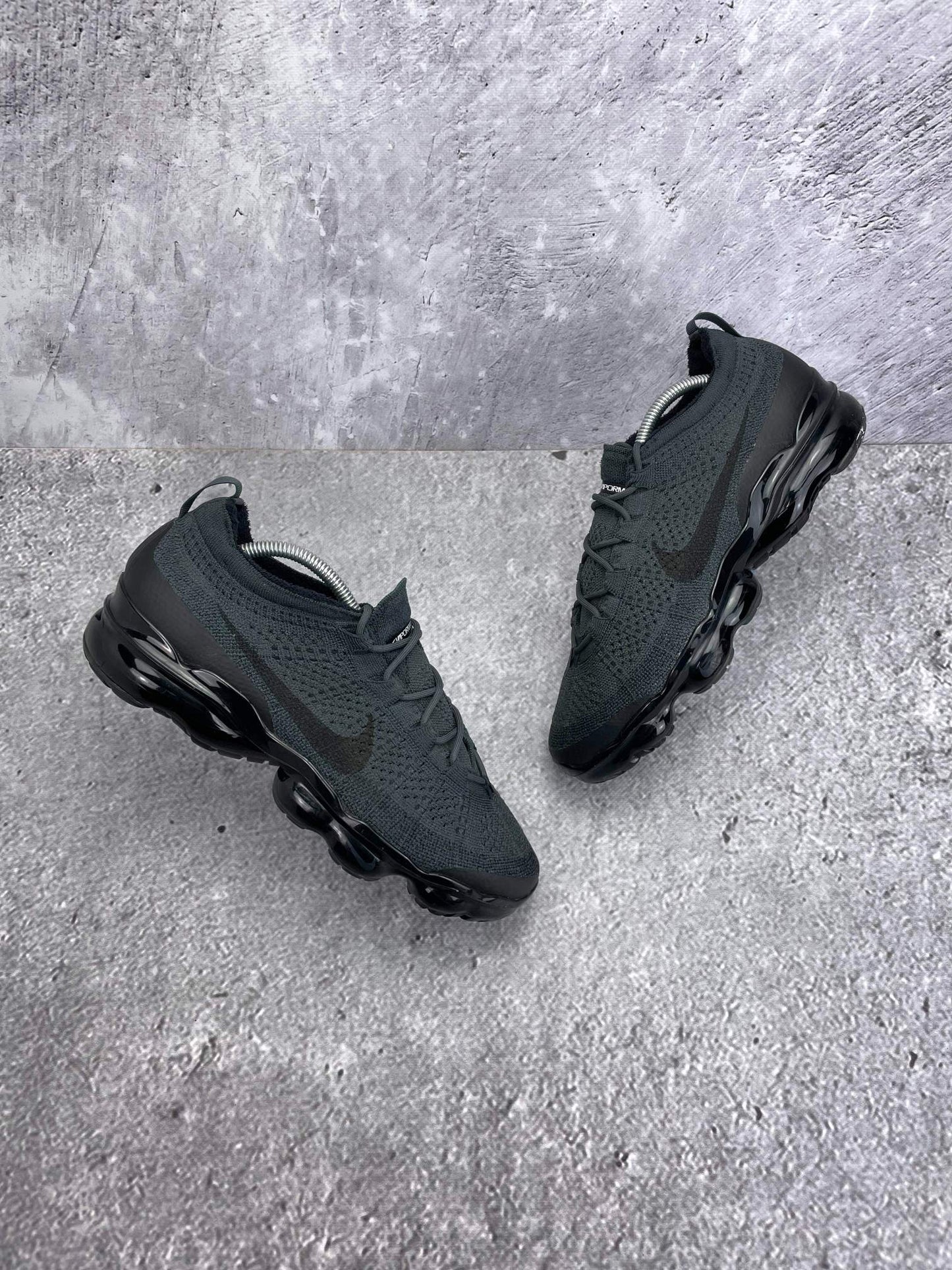 Nike Air VaporMax 2023 Flyknit Anthracite Black - buty sportowe, widok z góry na zewnętrzną stronę butów