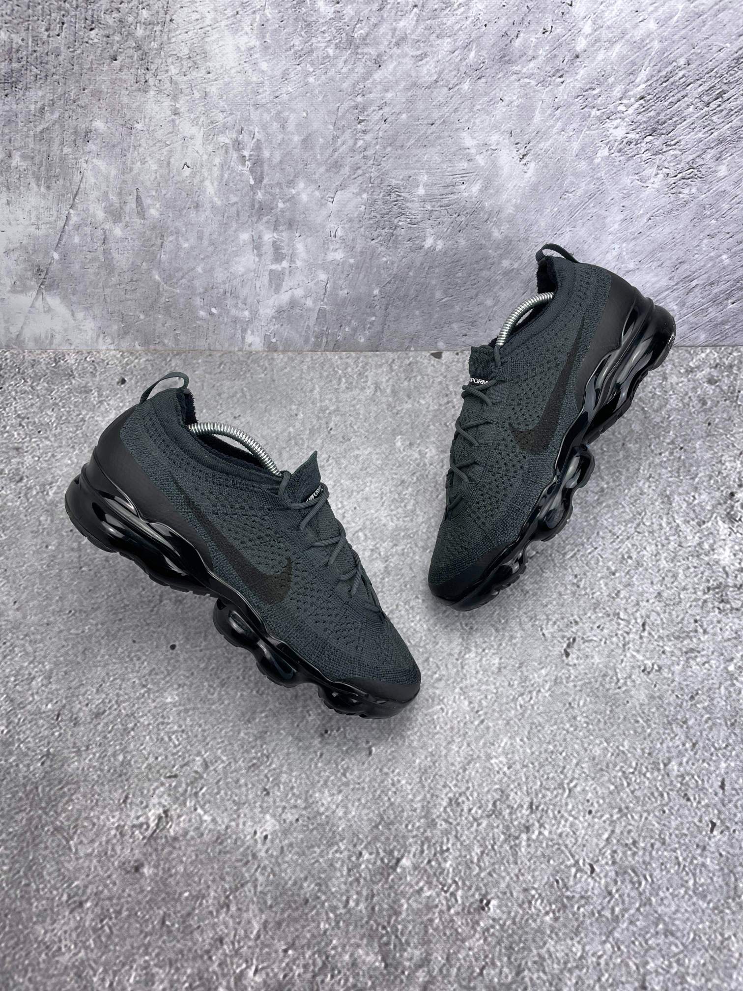 Nike Air VaporMax 2023 Flyknit Anthracite Black - buty sportowe, widok z góry na zewnętrzną stronę butów
