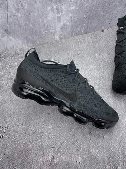 Nike Air VaporMax 2023 Flyknit Anthracite Black - buty sportowe, zewnętrzny panel prawego buta