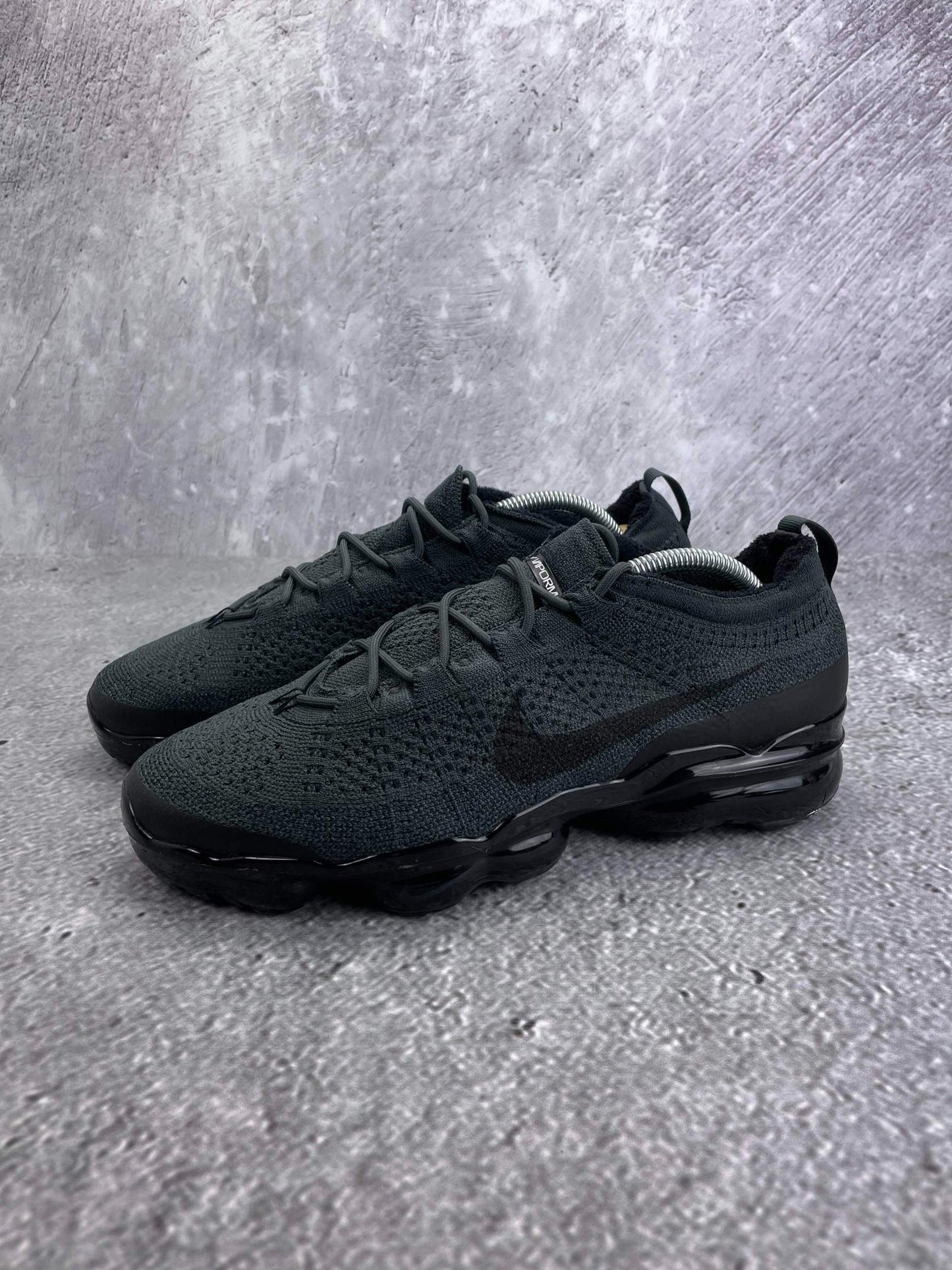 Nike Air VaporMax 2023 Flyknit Anthracite Black - buty sportowe, widok z boku na tle studyjnym