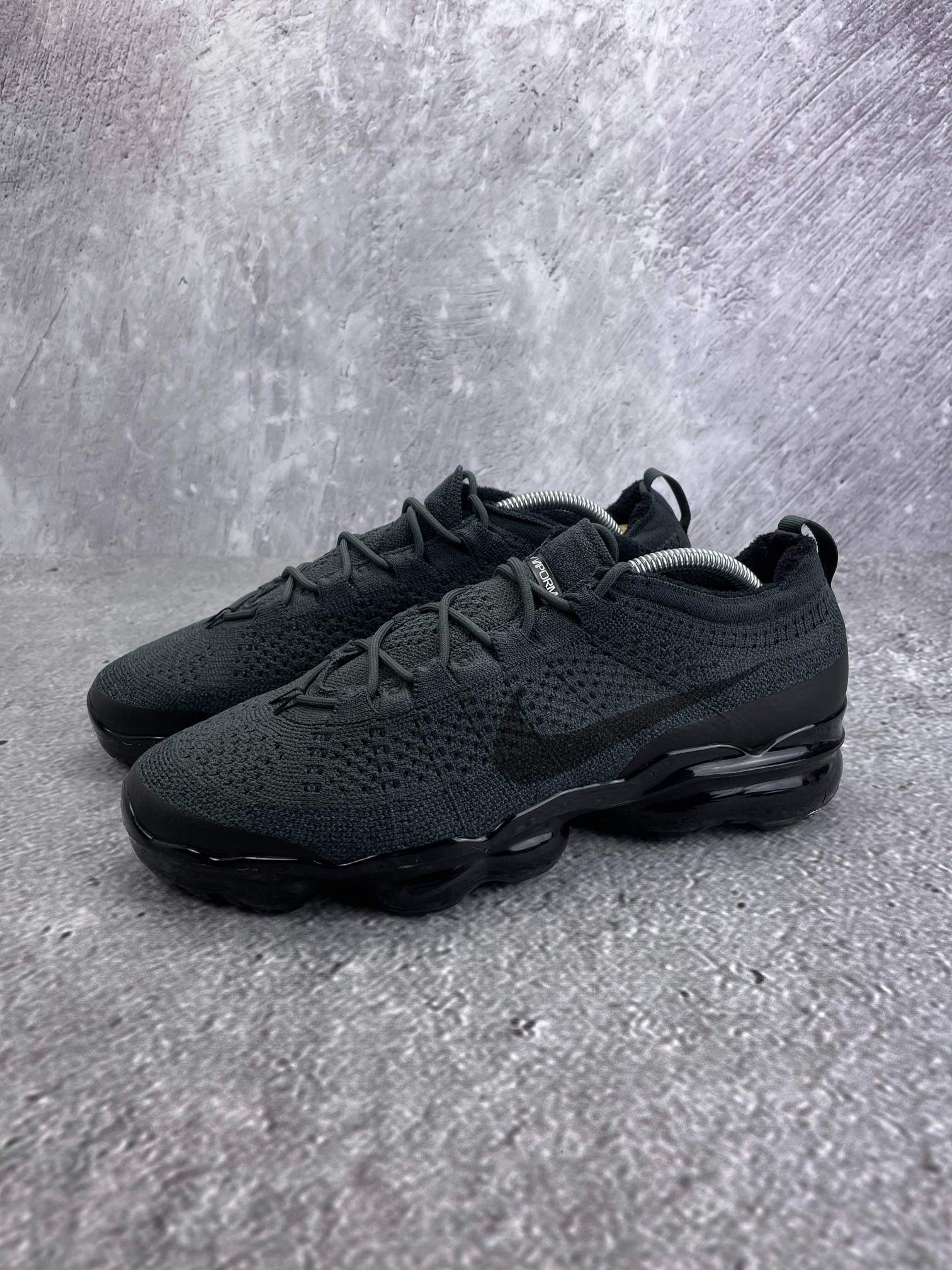 Nike Air VaporMax 2023 Flyknit Anthracite Black - buty sportowe, widok z boku na tle studyjnym