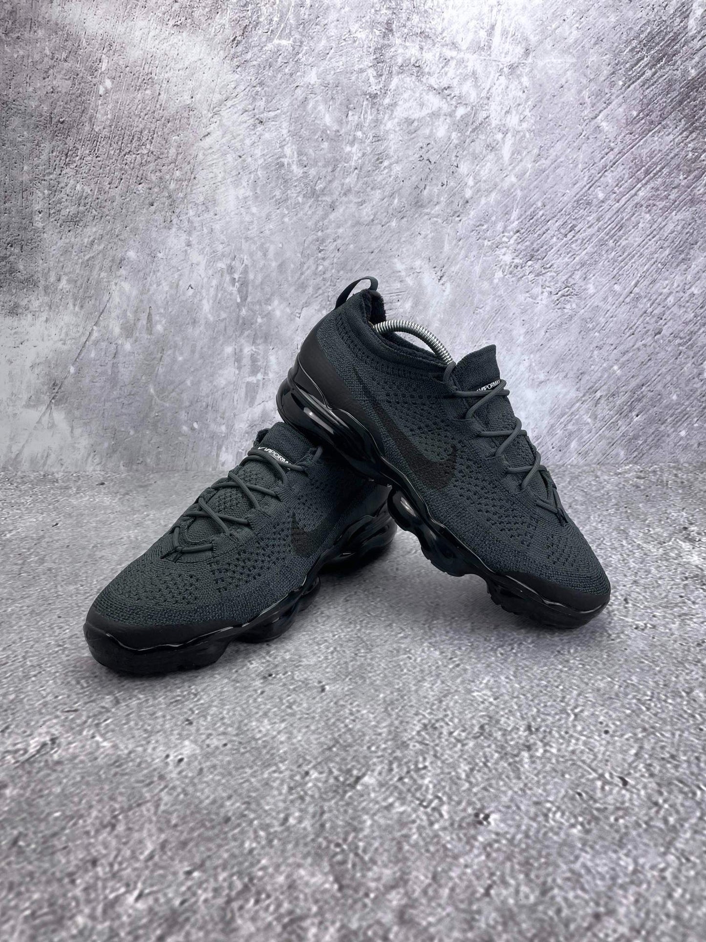 Nike Air VaporMax 2023 Flyknit Anthracite Black - buty sportowe, para butów, widok z boku na tle studyjnym