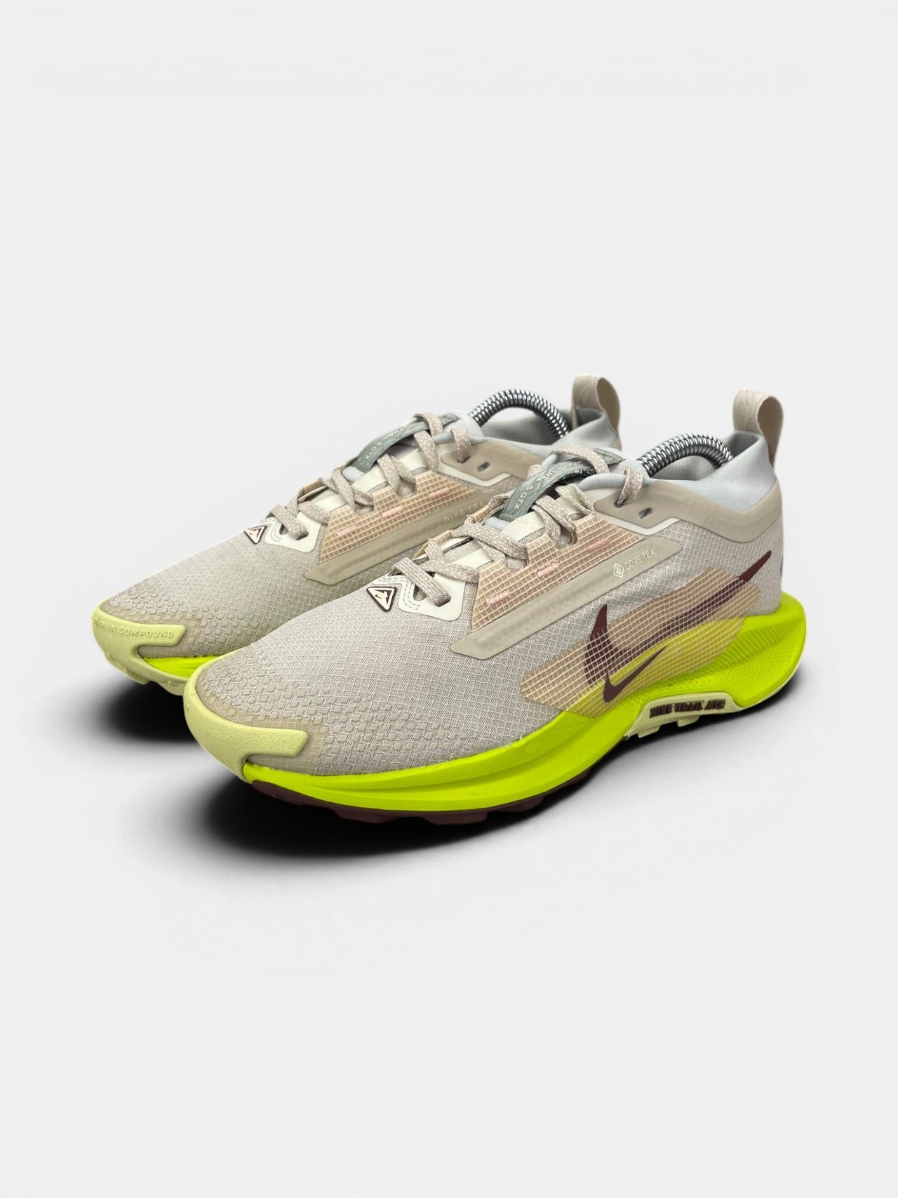 Nike Pegasus Trail 5 GORE-TEX — buty sportowe damskie w bardzo dobrym stanie rozmiar 38, widok z boku