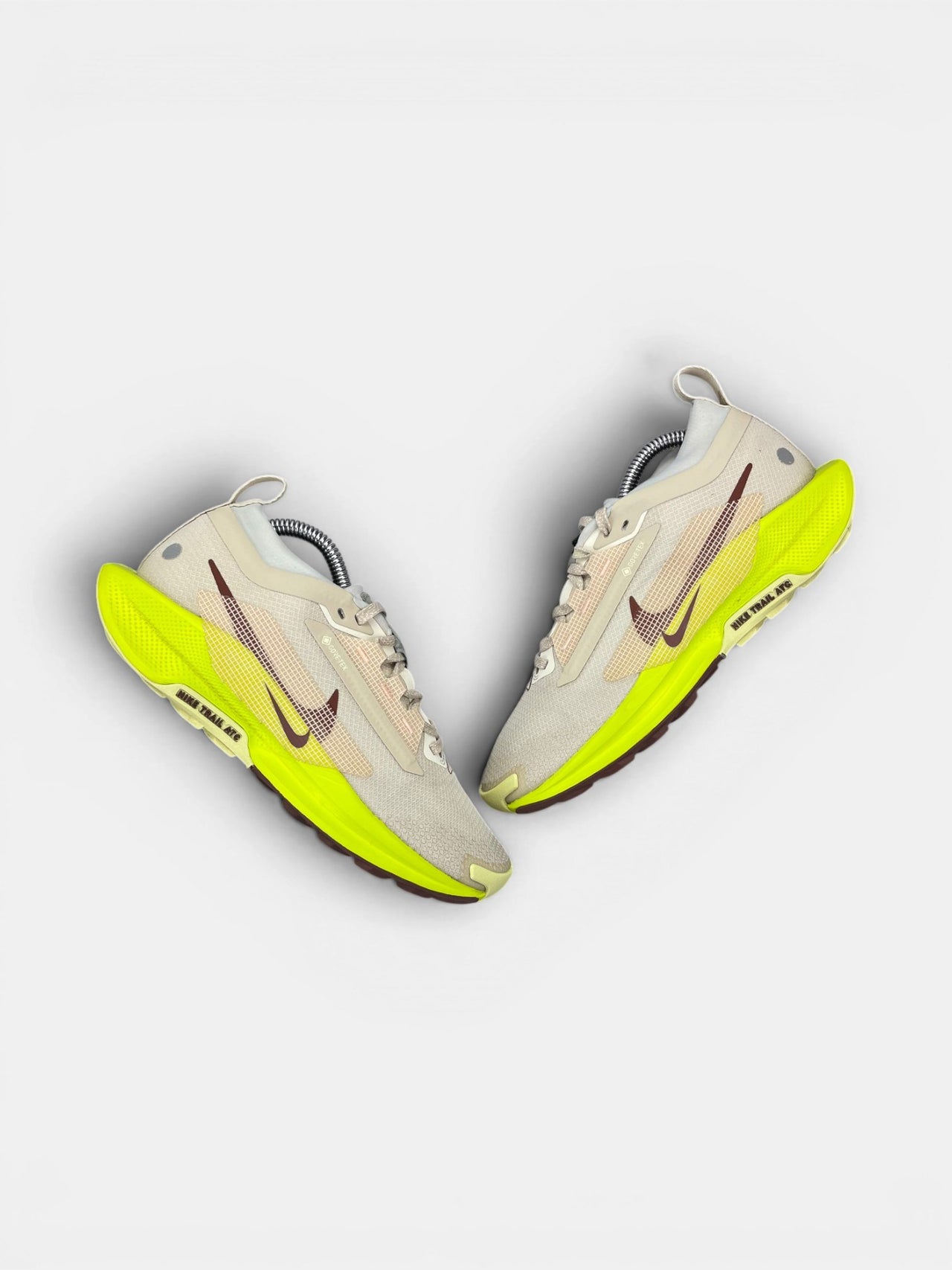 Nike Pegasus Trail 5 GORE-TEX — buty sportowe damskie w bardzo dobrym stanie rozmiar 38, widok z góry na zewnętrzną stronę butów