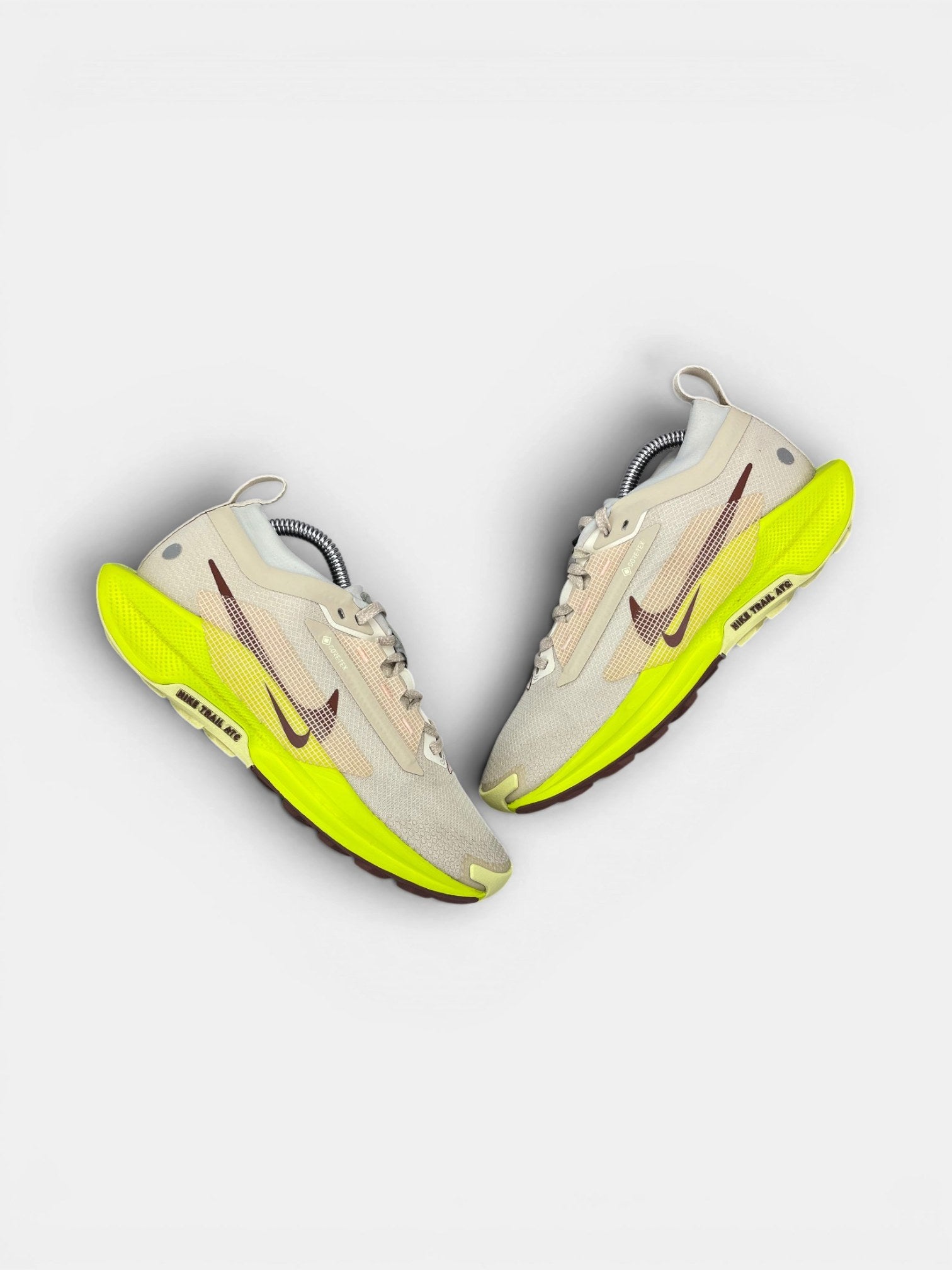 Nike Pegasus Trail 5 GORE-TEX — buty sportowe damskie w bardzo dobrym stanie rozmiar 38, widok z góry na zewnętrzną stronę butów