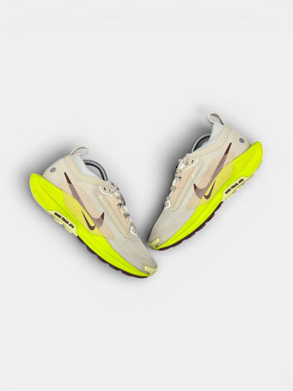 Nike Pegasus Trail 5 GORE-TEX — buty sportowe damskie w bardzo dobrym stanie rozmiar 38, widok z góry na zewnętrzną stronę butów