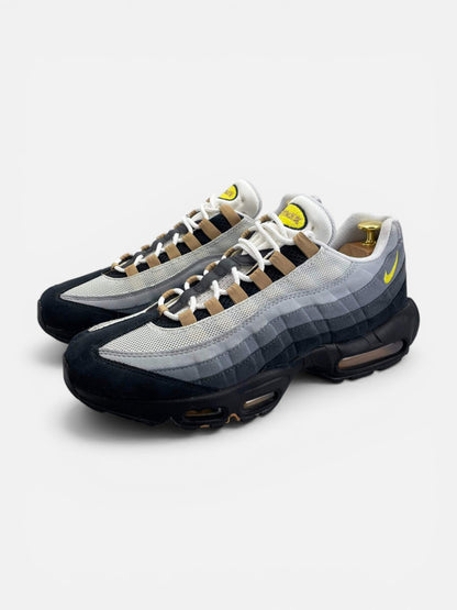 Nike Air Max 95 Icons — buty sportowe męskie w bardzo dobrym stanie rozmiar 45, widok z boku