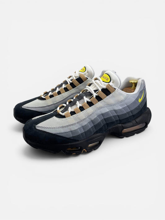 Nike Air Max 95 Icons — buty sportowe męskie w bardzo dobrym stanie rozmiar 45, widok z boku