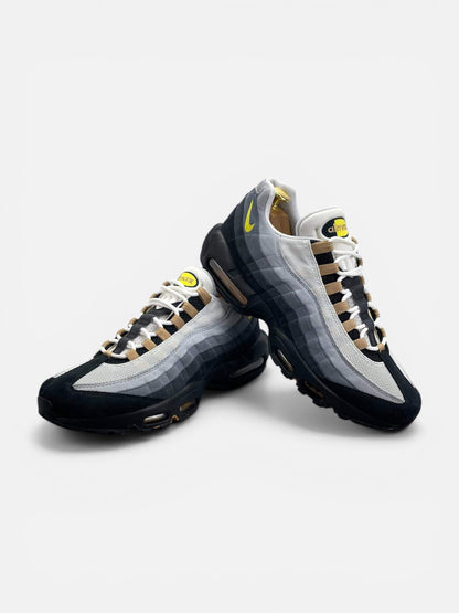 Nike Air Max 95 Icons — buty sportowe męskie w bardzo dobrym stanie rozmiar 45, boczny profil