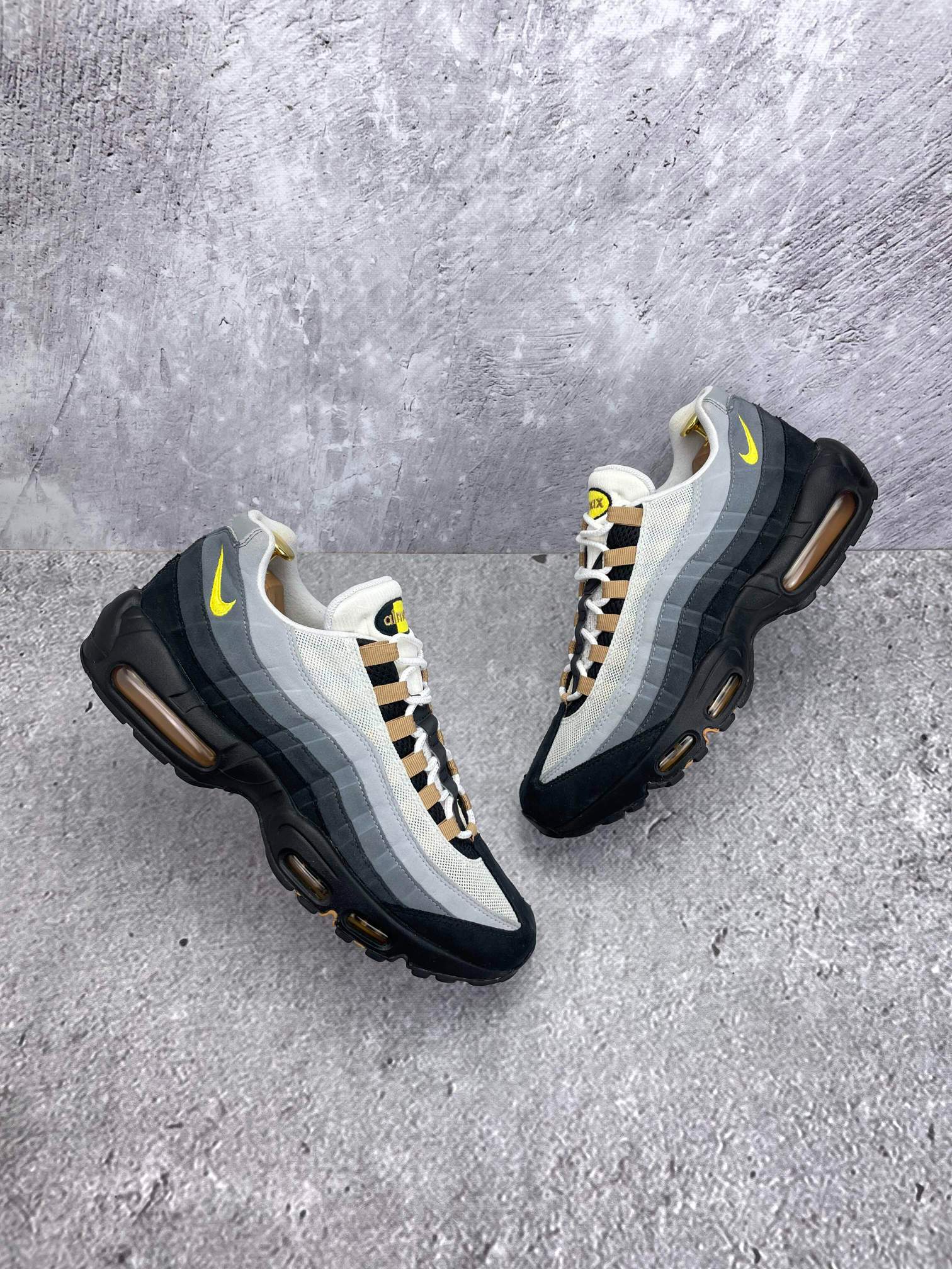 Nike Air Max 95 Icons — buty sportowe męskie w bardzo dobrym stanie rozmiar 45, widok z góry na zewnętrzną stronę butów