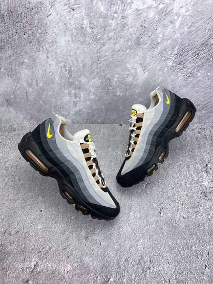 Nike Air Max 95 Icons — buty sportowe męskie w bardzo dobrym stanie rozmiar 45, widok z góry na zewnętrzną stronę butów