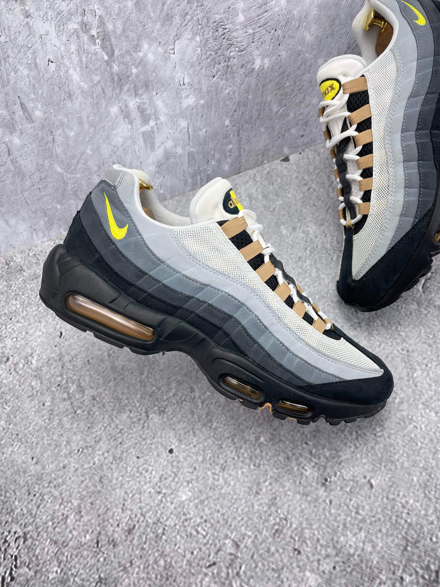 Nike Air Max 95 Icons — buty sportowe męskie w bardzo dobrym stanie rozmiar 45, zewnętrzny panel prawego buta
