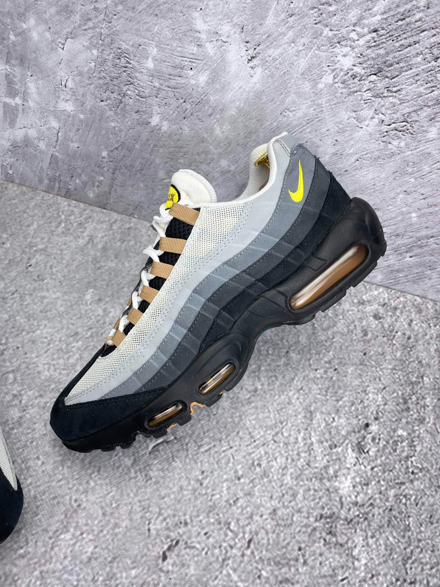 Nike Air Max 95 Icons — buty sportowe męskie w bardzo dobrym stanie rozmiar 45, zewnętrzny panel lewego buta