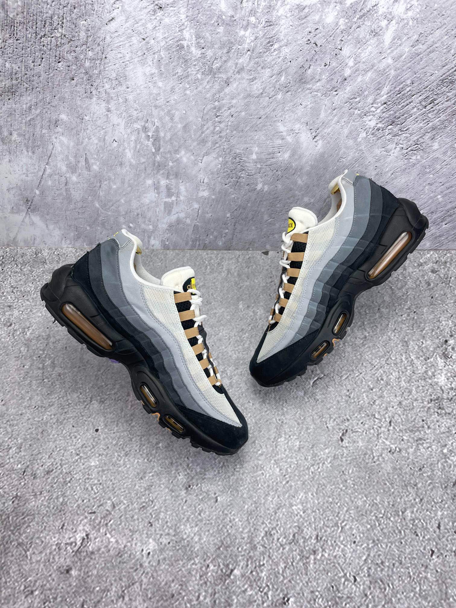 Nike Air Max 95 Icons — buty sportowe męskie w bardzo dobrym stanie rozmiar 45, widok z góry na wewnętrzną stronę butów