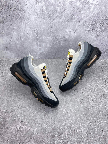 Nike Air Max 95 Icons — buty sportowe męskie w bardzo dobrym stanie rozmiar 45, widok z góry na wewnętrzną stronę butów
