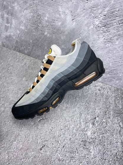 Nike Air Max 95 Icons — buty sportowe męskie w bardzo dobrym stanie rozmiar 45, wewnętrzny panel prawego buta