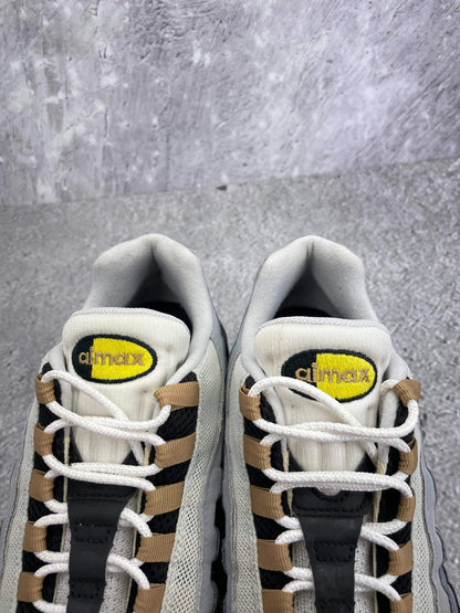 Nike Air Max 95 Icons — buty sportowe męskie w bardzo dobrym stanie rozmiar 45, zapiętki butów
