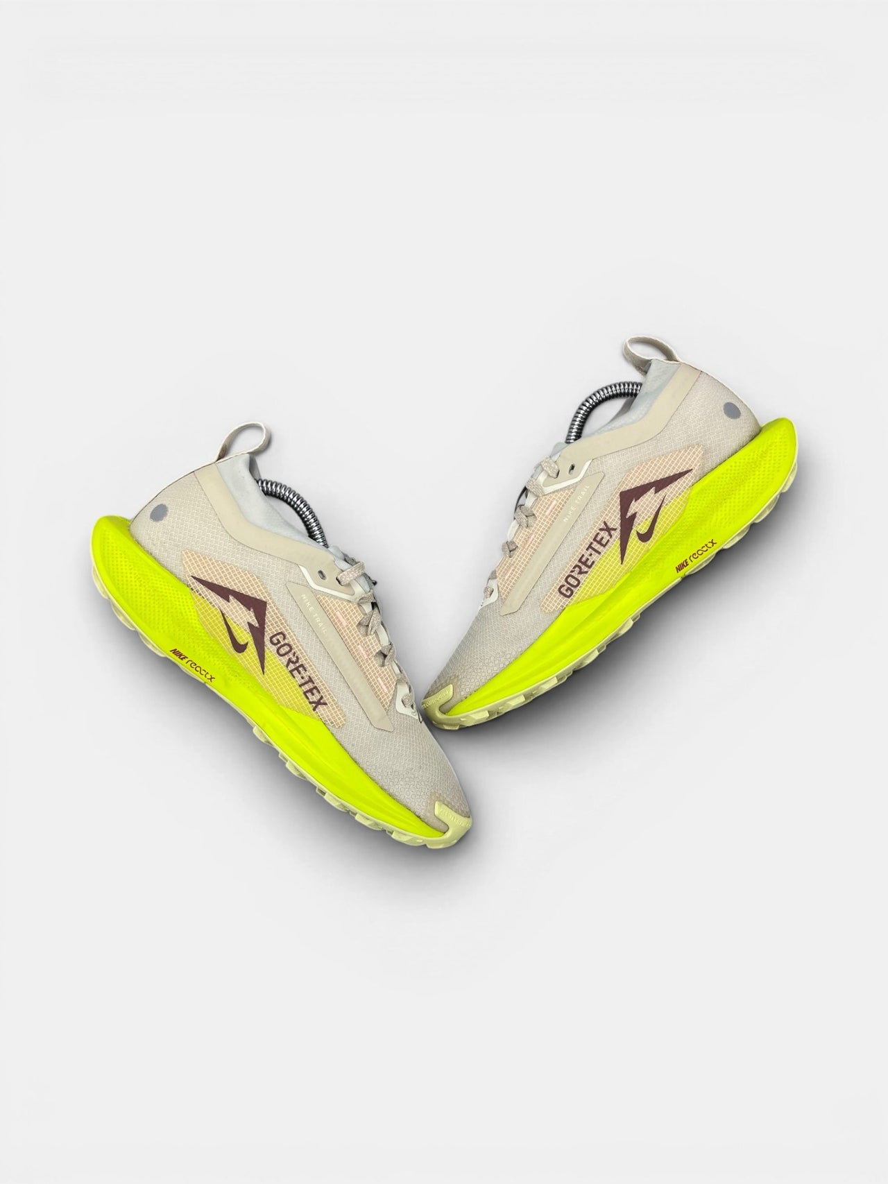 Nike Pegasus Trail 5 GORE-TEX — buty sportowe damskie w bardzo dobrym stanie rozmiar 38, zewnętrzny panel prawego buta