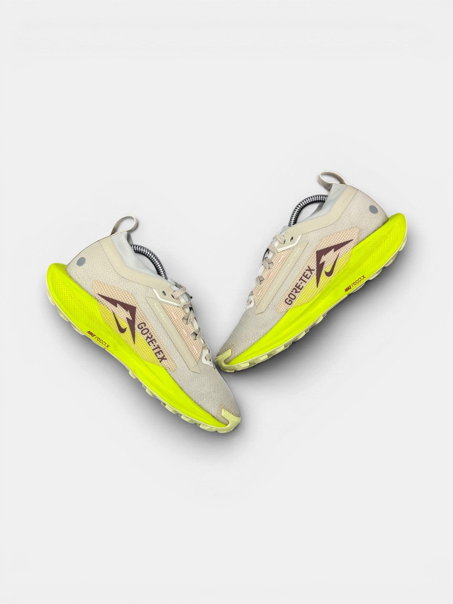 Nike Pegasus Trail 5 GORE-TEX — buty sportowe damskie w bardzo dobrym stanie rozmiar 38, zewnętrzny panel prawego buta