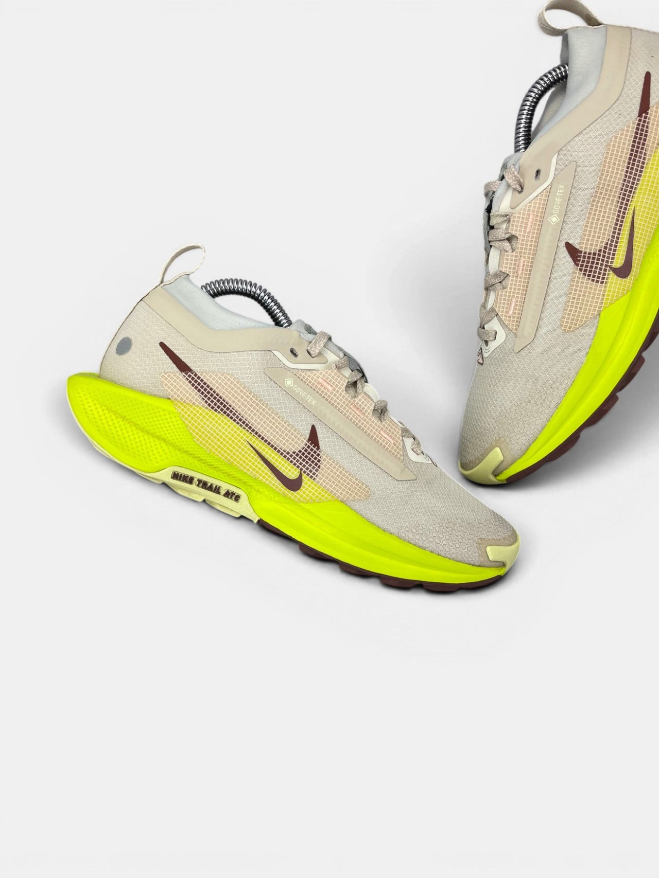 Nike Pegasus Trail 5 GORE-TEX — buty sportowe damskie w bardzo dobrym stanie rozmiar 38, zewnętrzny panel lewego buta