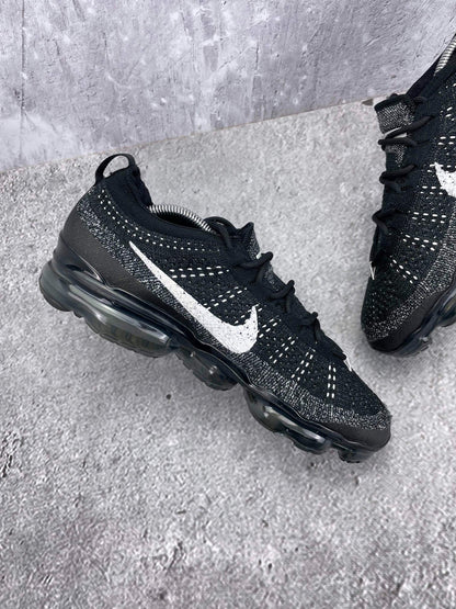 Nike Air VaporMax 2023 Flyknit Oreo - buty sportowe, wewnętrzny panel lewego buta