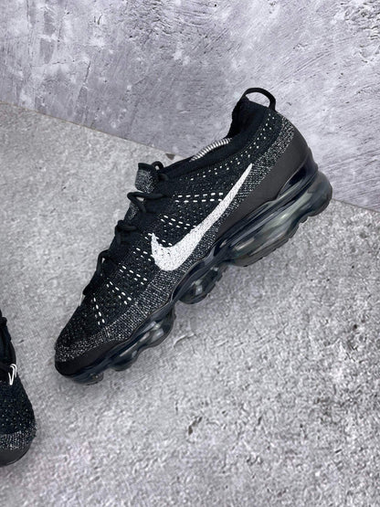 Nike Air VaporMax 2023 Flyknit Oreo - buty sportowe, wewnętrzny panel prawego buta