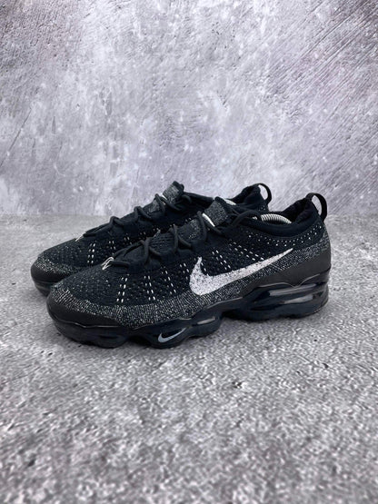 Nike Air VaporMax 2023 Flyknit Oreo - buty sportowe, widok z boku na tle studyjnym