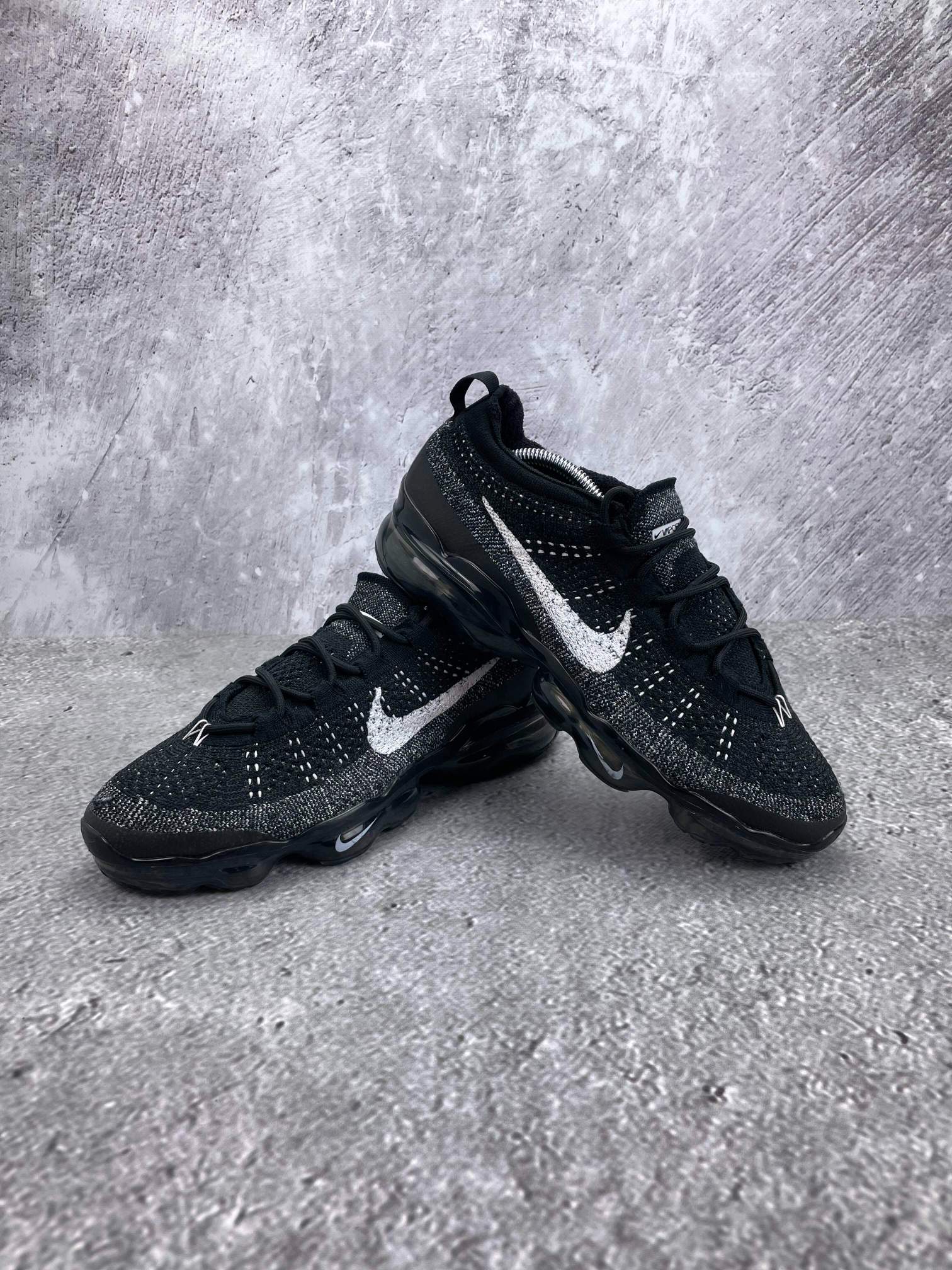 Nike Air VaporMax 2023 Flyknit Oreo - buty sportowe, para butów, widok z boku na tle studyjnym
