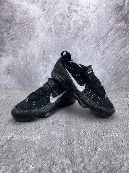 Nike Air VaporMax 2023 Flyknit Oreo - buty sportowe, para butów, widok z boku na tle studyjnym