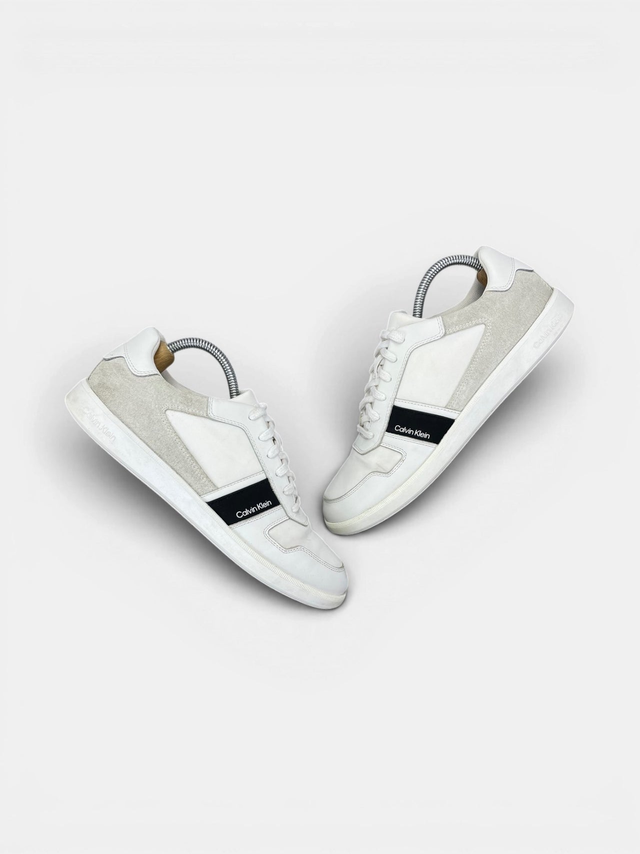 Calvin Klein Sneakers — buty sportowe męskie w bardzo dobrym stanie rozmiar 41, widok z góry na zewnętrzną stronę butów