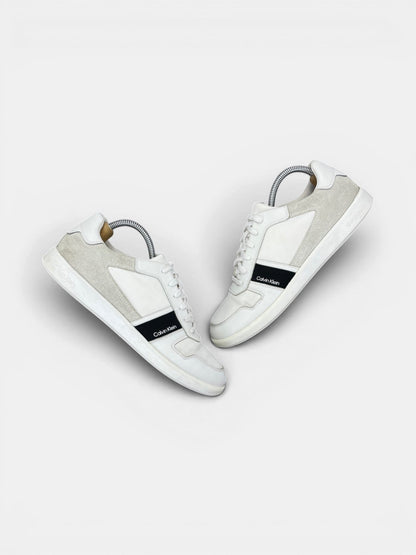 Calvin Klein Sneakers — buty sportowe męskie w bardzo dobrym stanie rozmiar 41, widok z góry na zewnętrzną stronę butów