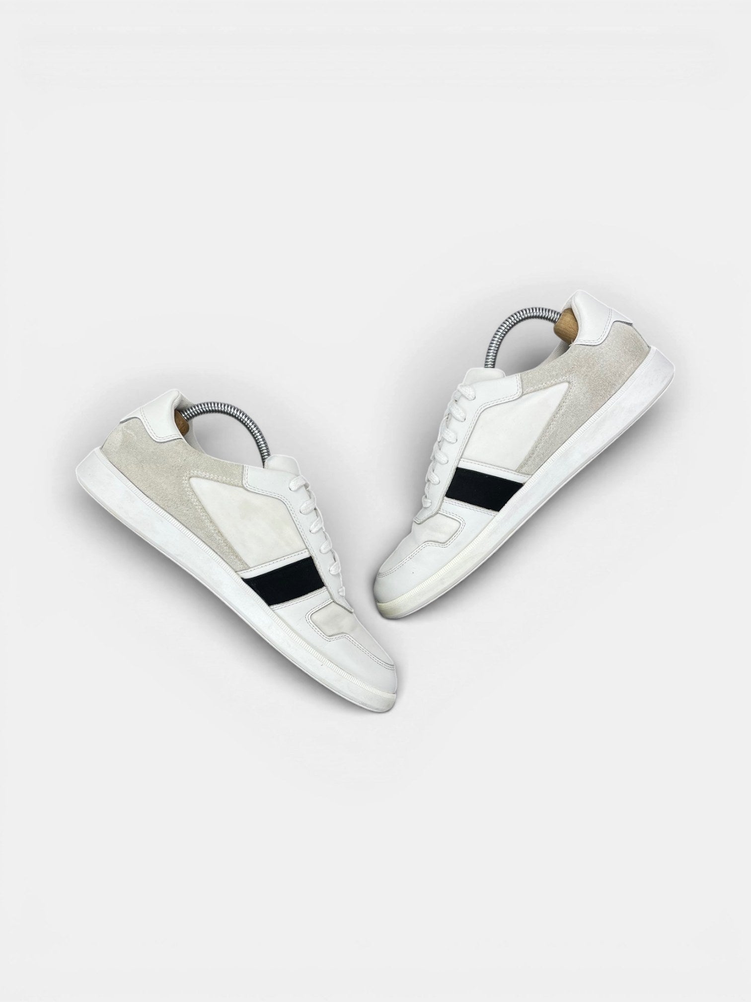 Calvin Klein Sneakers — buty sportowe męskie w bardzo dobrym stanie rozmiar 41, zewnętrzny panel prawego buta