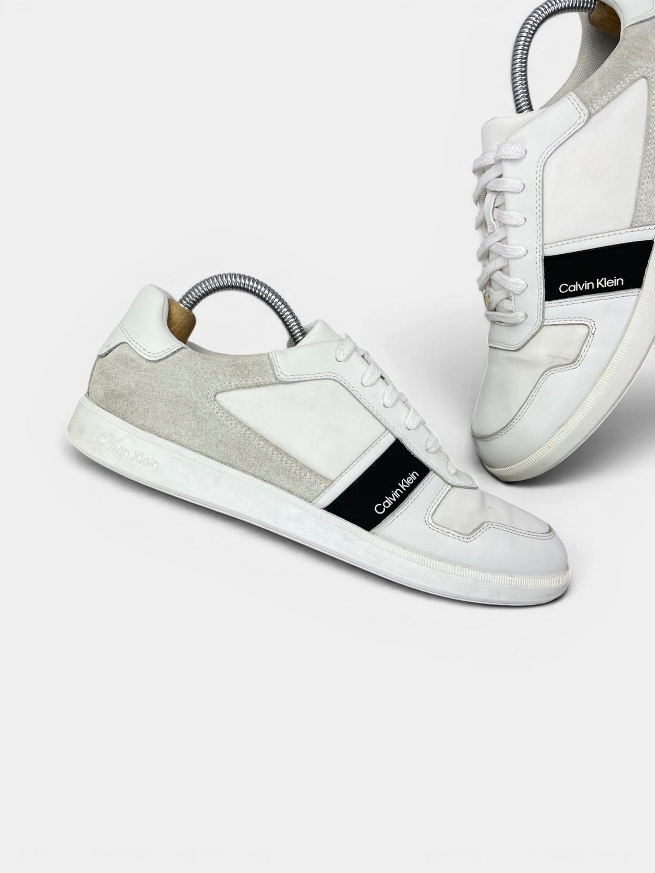 Calvin Klein Sneakers — buty sportowe męskie w bardzo dobrym stanie rozmiar 41, zewnętrzny panel lewego buta