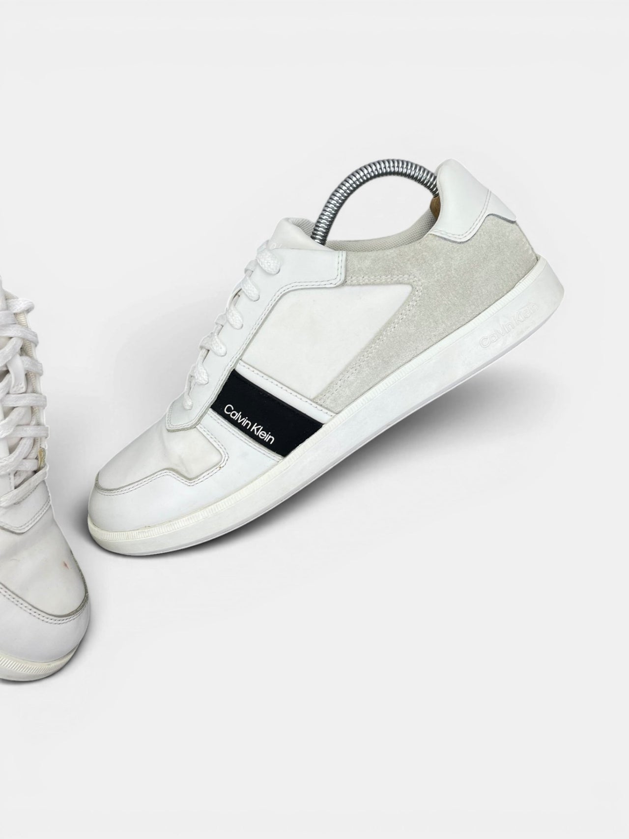 Calvin Klein Sneakers — buty sportowe męskie w bardzo dobrym stanie rozmiar 41, widok z góry na wewnętrzną stronę butów